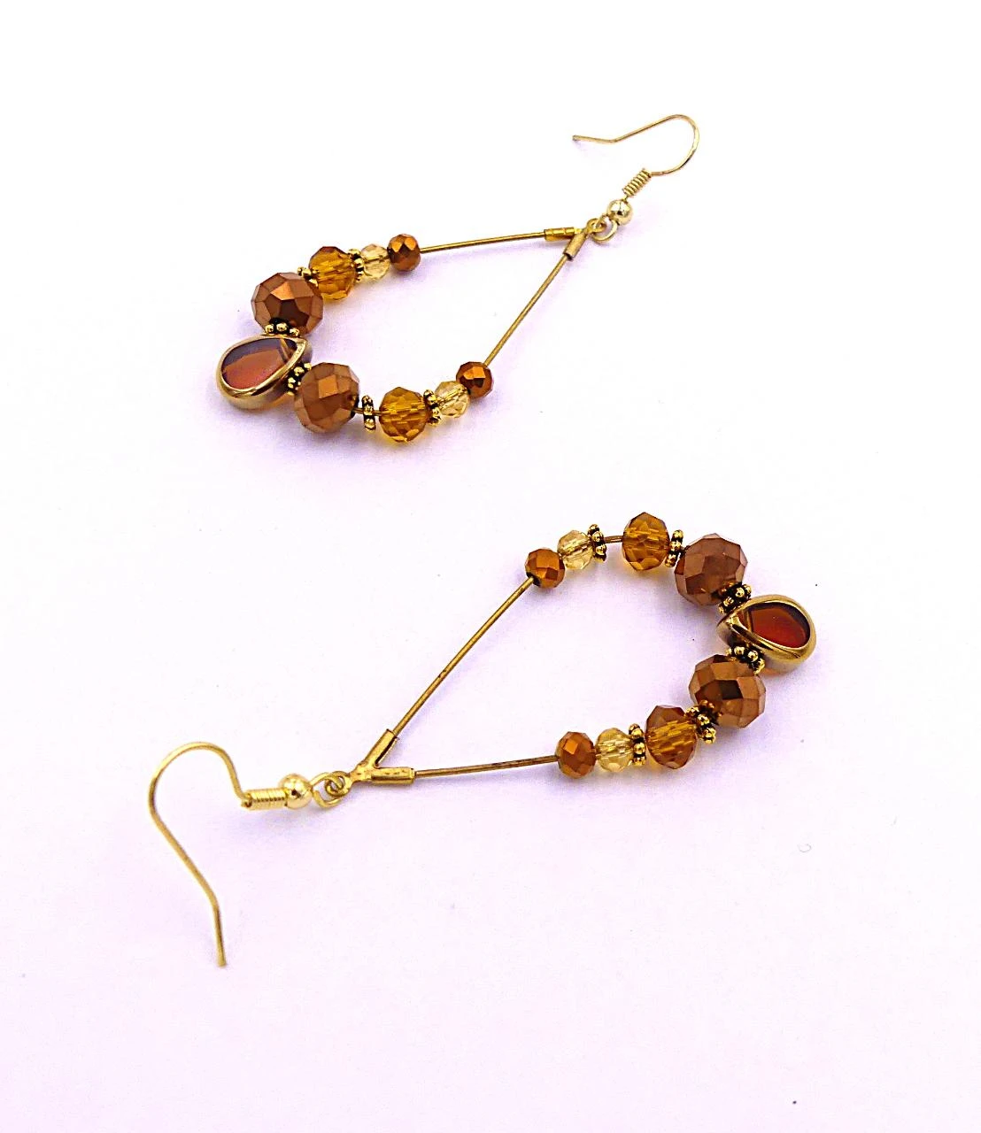 Boucles d'oreilles minimalistes, métal doré, perles verre facettées – photo 2